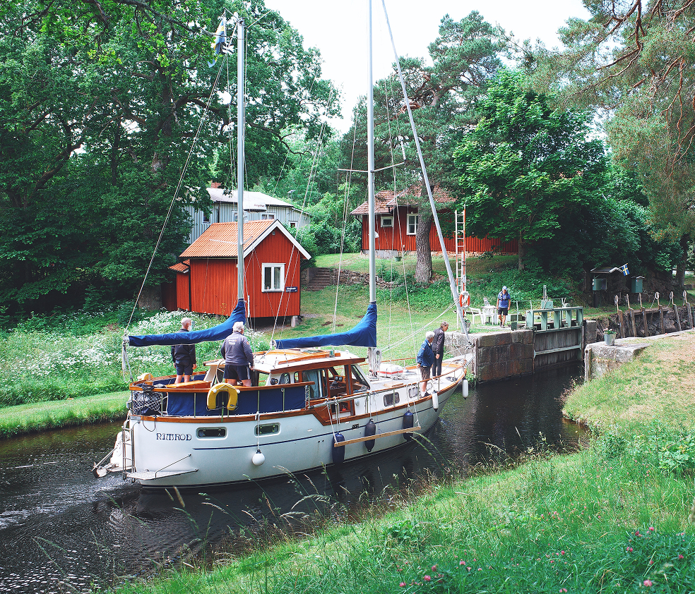 Båt närmar sig slussen i Upperud längs Dalslands kanal